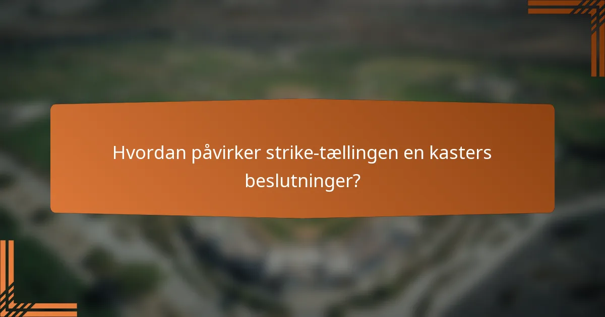 Hvordan påvirker strike-tællingen en kasters beslutninger?